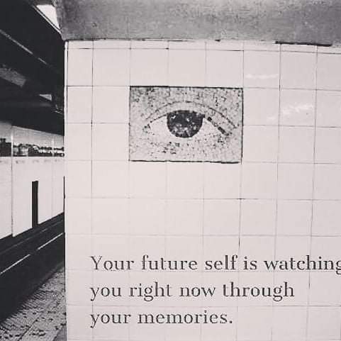 literlandweb1's tweet photo. Tu "yo" futuro te mira ahora mismo a través de tus recuerdos. https://t.co/JUHboTMLBF