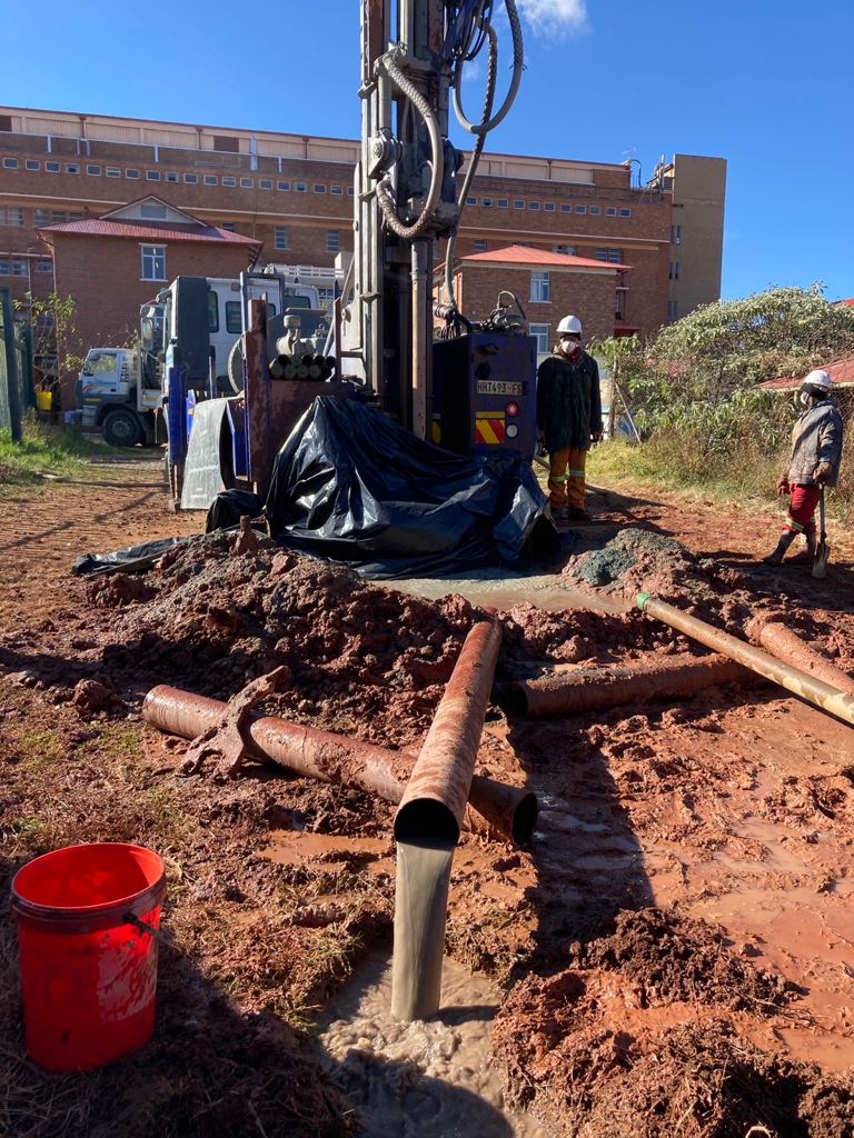 🔔 Just in: At 83 meters deep, our team👷‍♂️👷‍♀️ found 18000 litres of water per hour at Rahima Moosa Mother and Child Hospital.

#GiftOfTheGivers #MakeADifference #ForTheGreaterGood #WaterProvision #Hospital #COVID19 #Coronavirus #COVID19inSA #LockdownLevel2 #SaveSouthAfrica