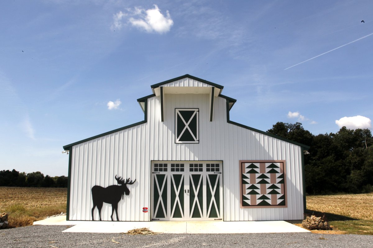 KentuckyTourism's tweet photo. The Calloway County Barn Quilt Trail boasts more than 60 quilts in @MurrayKentucky! Visitors travel for miles to explore the beautiful #TravelKY countryside and learn about each one. Guidebooks available online. 🗺️ #MurrayTakeover https://t.co/vPjW1u1xII https://t.co/1biGyQjmIG