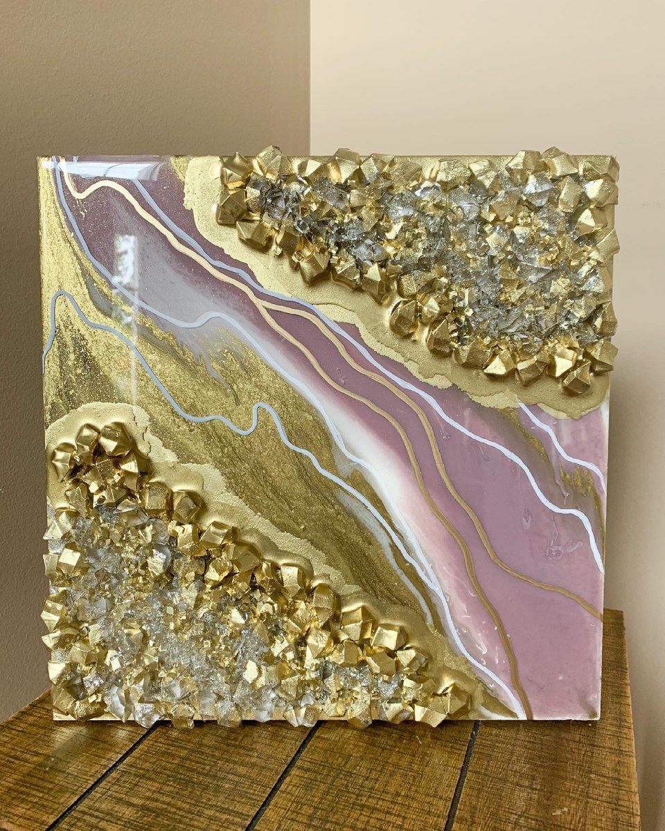 MerakiFusionArt's tweet photo. Mauve and gold, so luxurious! This piece can be made in any size! Pictured is 12x12!

#geoderesinart #geodeart #resin #shopsmall https://t.co/fRY46brojG