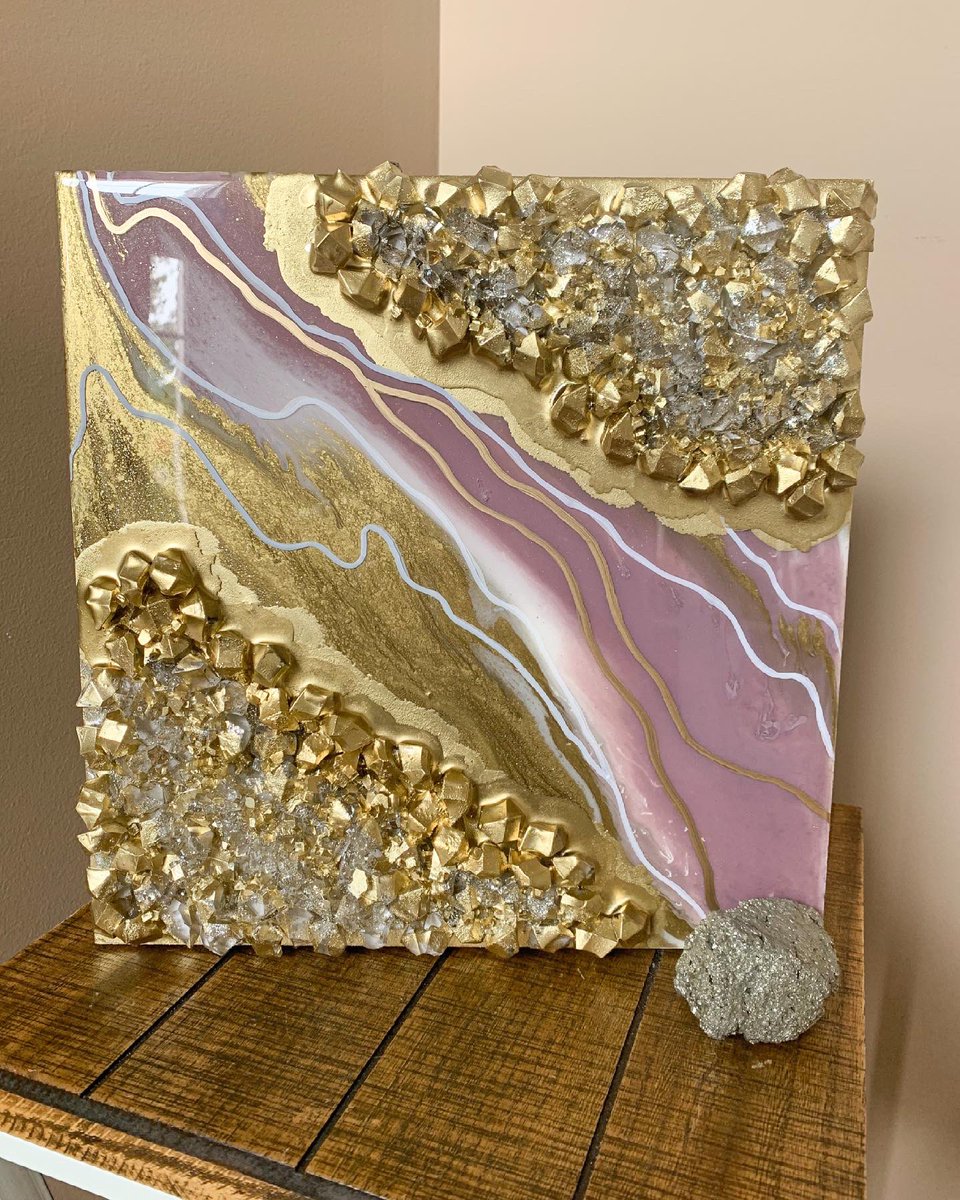 MerakiFusionArt's tweet photo. Mauve and gold, so luxurious! This piece can be made in any size! Pictured is 12x12!

#geoderesinart #geodeart #resin #shopsmall https://t.co/fRY46brojG