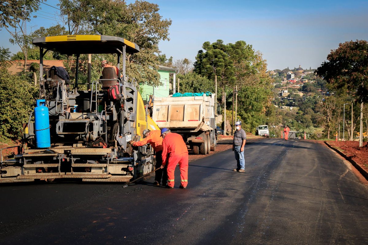 Avanza el asfaltado sobre Av. Picada Vieja, obra llevada adelante por <a href="/VialidadMnes/">Vialidad de Misiones</a> - son 20 cuadras en sus dos manos. Acceso principal a los barrios Schuster y Norte.