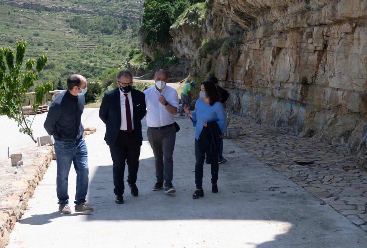 dipcas's tweet photo. 🏡 @presidentjmarti ha visitat les localitats de #Portell i #Castellfort per a veure les inversions en obra pública que s’estan executant a càrrec del #Pla135.

ℹ https://t.co/1WvhTUR4ou 

#ReactivemInfraestructures https://t.co/AyA1vCVe0Z
