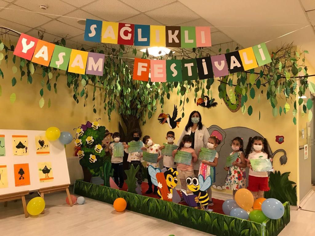 İTÜ ETA Vakfı Doğa Koleji okul öncesi öğrencilerimiz, "Sağlıklı Yaşam Festivali"nde beslenme, spor, kişisel hijyen, çevre temizliği etkinlikleriyle bilgi ve becerilerini sergilerken, eğlenerek öğrendiler. 🐝💚