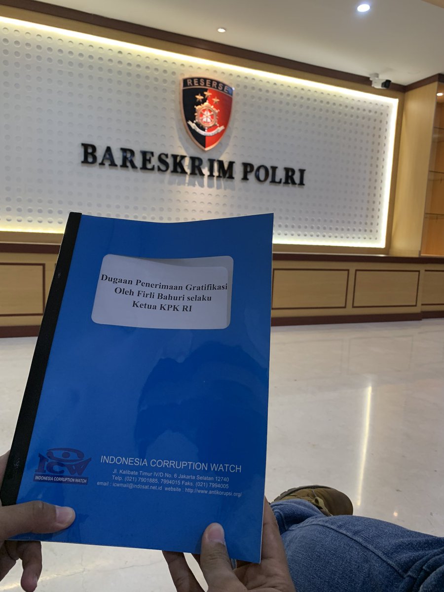 antikorupsi's tweet photo. Hari ini, Kamis, 3 Juni 2021 ICW mendatangi Bareskrim Mabes Polri untuk melaporkan dugaan tindak pidana korupsi Firli Bahuri. Laporan tersebut berkaitan dengan dugaan penerimaan gratifikasi Ketua KPK, Firli Bahuri dalam bentuk diskon biaya sewa Helikopter.

-utas https://t.co/VrcTtlec76