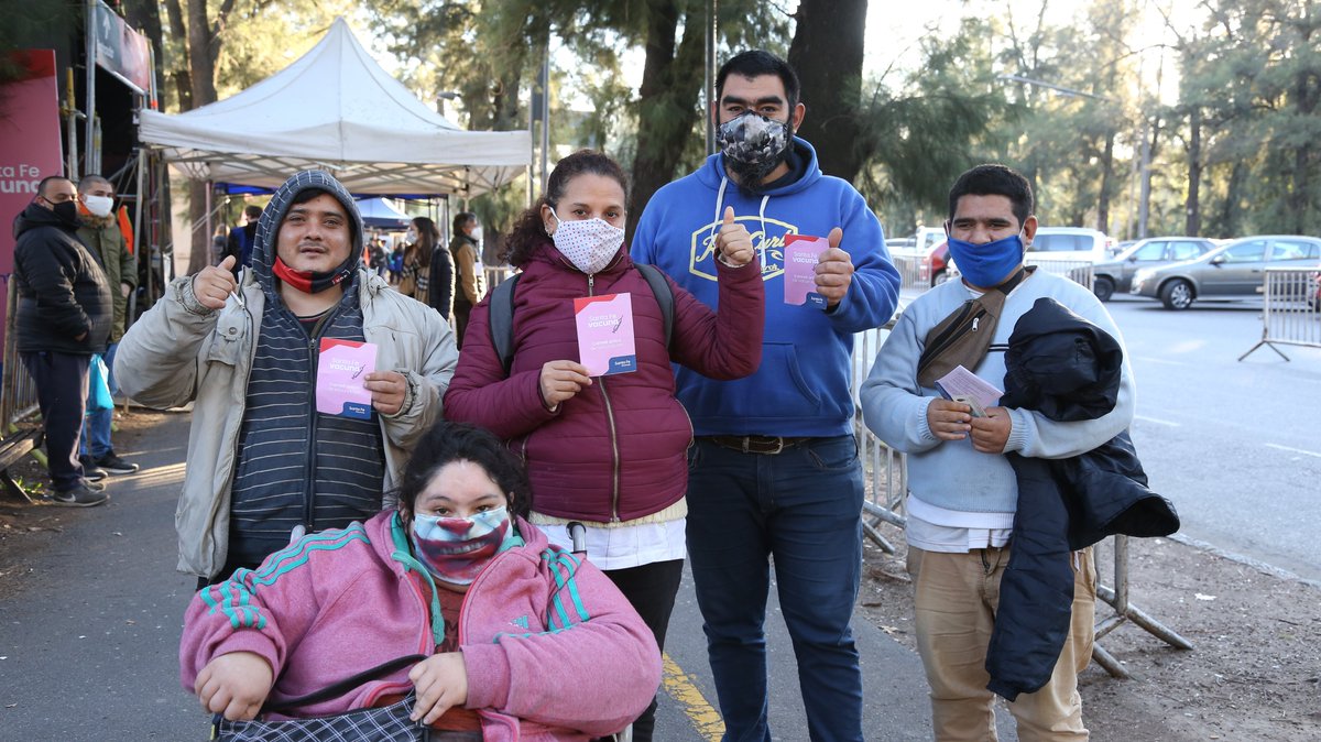 Communitassalud's tweet image. Llegaron los turnos para la primera dosis de vacunación, la alegría  es inmensa. El día más importante del año, esperanza para poder afrontar estos momentos tan difíciles más protegidos. Gracias al Ministerio de salud de santa fe  y a todxs los trabajadorxs del vacunatorio.
