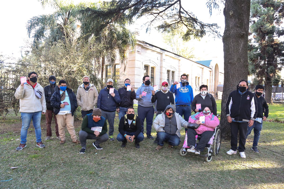 Communitassalud's tweet image. Llegaron los turnos para la primera dosis de vacunación, la alegría  es inmensa. El día más importante del año, esperanza para poder afrontar estos momentos tan difíciles más protegidos. Gracias al Ministerio de salud de santa fe  y a todxs los trabajadorxs del vacunatorio.