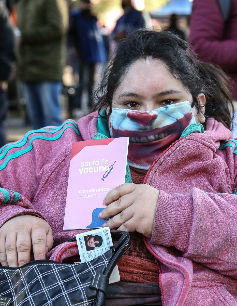 Communitassalud's tweet image. Llegaron los turnos para la primera dosis de vacunación, la alegría  es inmensa. El día más importante del año, esperanza para poder afrontar estos momentos tan difíciles más protegidos. Gracias al Ministerio de salud de santa fe  y a todxs los trabajadorxs del vacunatorio.