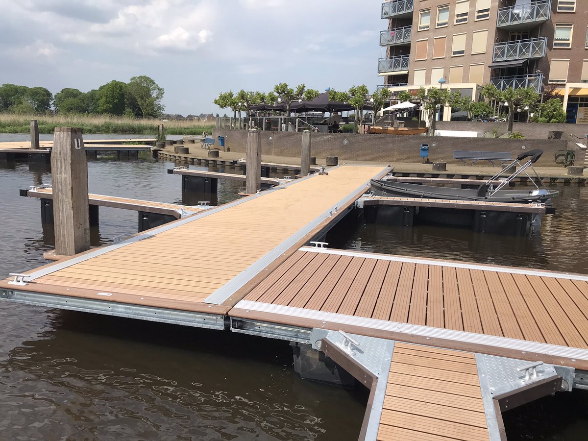 Haven #hardenberg nadert voltooiing, prachtige haven midden in de stad waar menig Friese #watersporthaven jaloers op zal zijn!
#motorboot #haven #vaarroutes <a href="/watersportNL/">Watersportverbond</a> <a href="/ds_Vechtdal/">deStentor_Vechtdal</a> <a href="/Vechtstromen/">Vechtstromen</a> <a href="/VechtdalMrkting/">Vechtdal Overijssel</a>