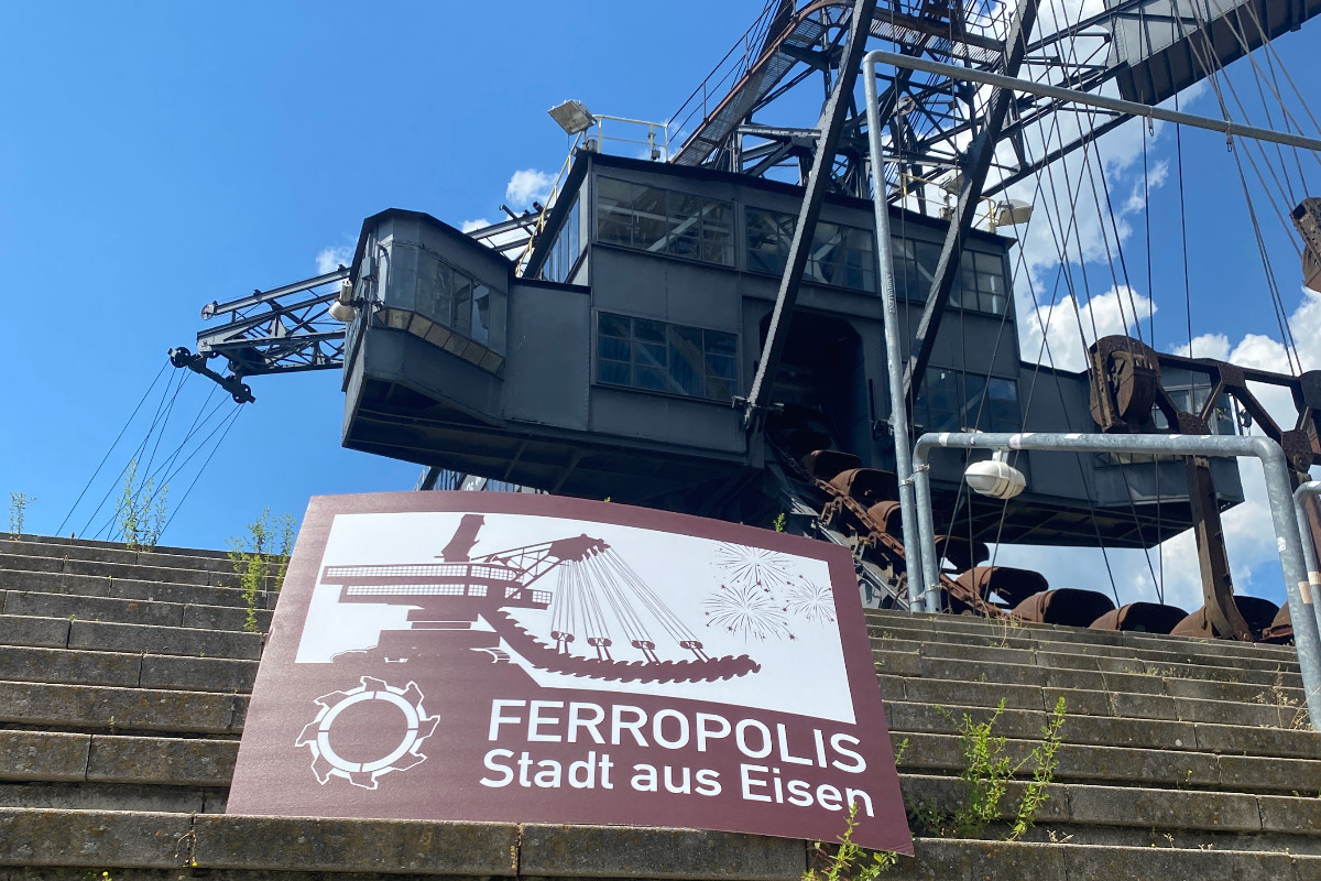 autobahn_ost's tweet photo. Wir stehen hinter Orten der #Kultur in unserem Niederlassungsgebiet und freuen uns umso mehr, dass es nun auch eine touristische Informationstafel für #Ferropolis - Stadt aus Eisen gibt 👍🧡. Das Original steht natürlich an der #A9 zwischen #Dessau-Ost und #Vockerode😉. https://t.co/TtfxCBlp0m