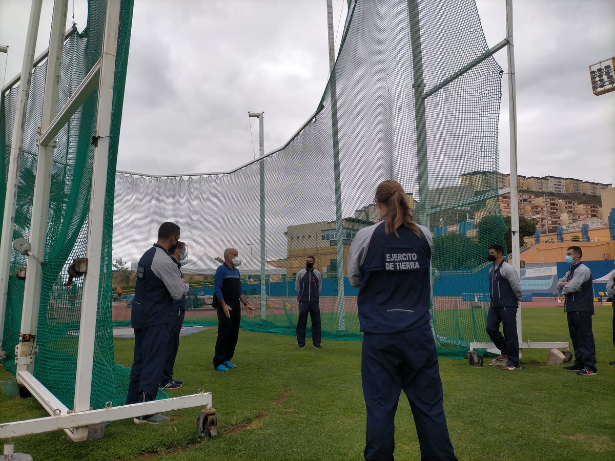 MCANA_ET's tweet photo. Personal de las distintas unidades del @MCANA_ET que realiza el Curso de Monitor de Educación Física @EjercitoTierra continúa con su aprendizaje en la pista de atletismo y mantenimiento de instalaciones en la Ciudad Deportiva Martin Freire de #LasPalmasdeGranCanaria
📷 #BRICANXVI https://t.co/fcrypBoQCS