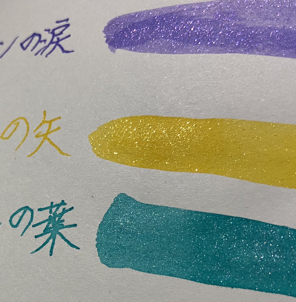 Takki 紙はフライングタイガーで買った再生紙のスケッチブック 左 同じくフライングタイガーで買ったノート 使ってなかったやつを適当に使用