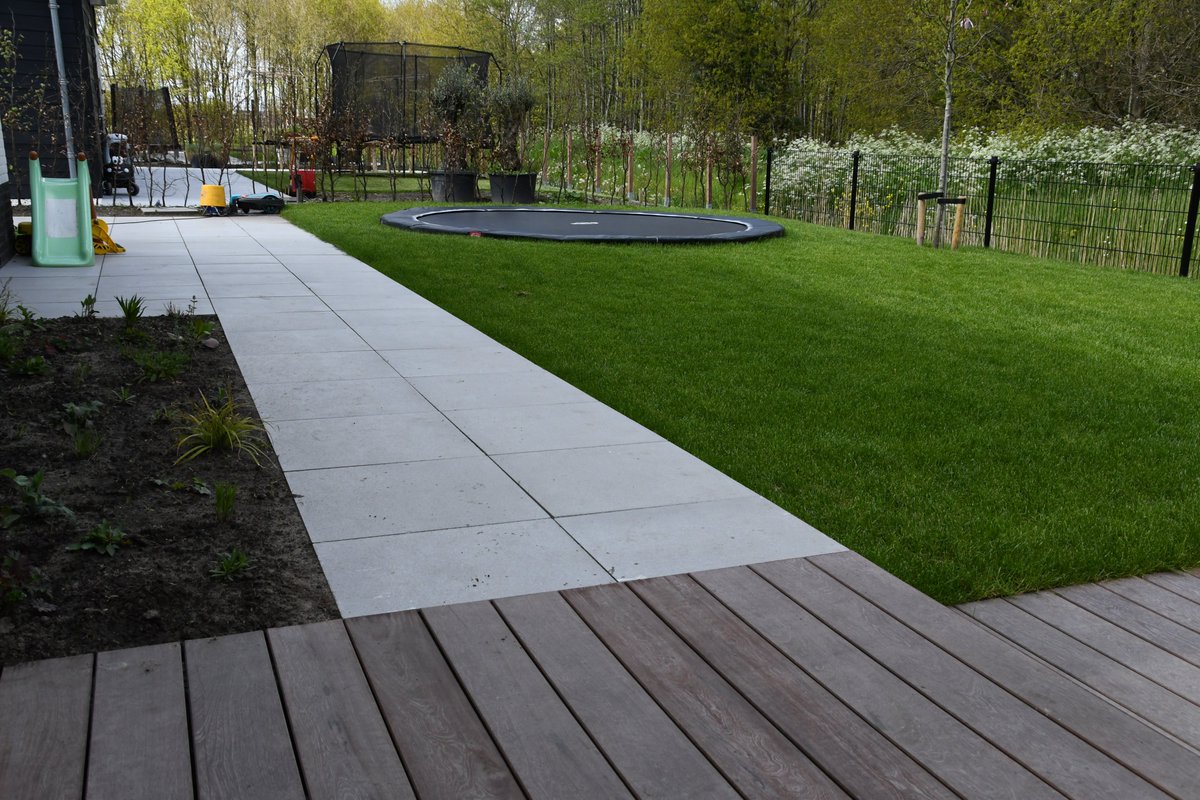 Wauw!😃 Voor deze klant mochten we, dankzij een tip van hun vrienden, een prachtige tuin aanleggen bij hun nieuwbouwhuis. En wat zijn we trots op het resultaat, want door unieke elementen heeft de tuin een prachtige uitstraling gekregen. 🌱🌺Meer info: frisiabergum.nl/projecten/tuin…