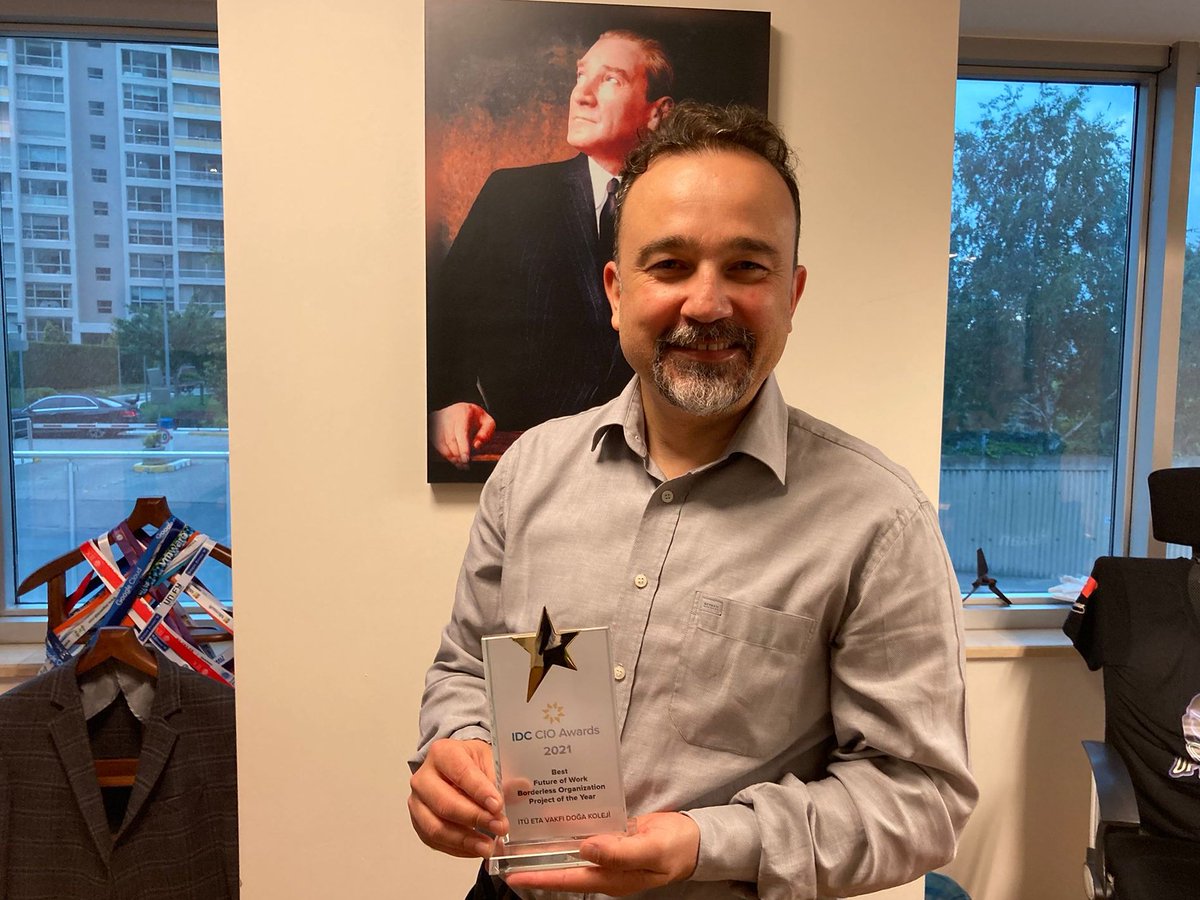 Geçtiğimiz Nisan başında <a href="/IDC/">IDC</a> Türkiye tarafından düzenlenen CIO Awards programında aldığımız "Best borderlerss organization of the year - Yılın en iyi sınır tanımayan organizasyonu" ödülünün fiziki hali bugün ulaştı. <a href="/DogaOkullari/">Doğa Koleji</a> ailesine hayırlı olsun! #Gururluyuz #Dogatech