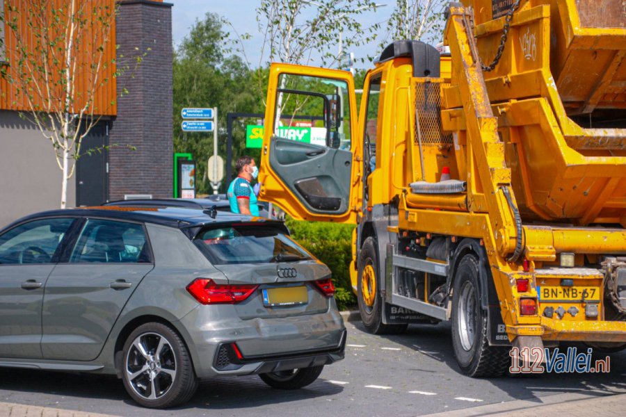 Ambulancepersoneel controleert betrokkenen na aanrijding tussen vrachtwagen en personenauto. 112Vallei.