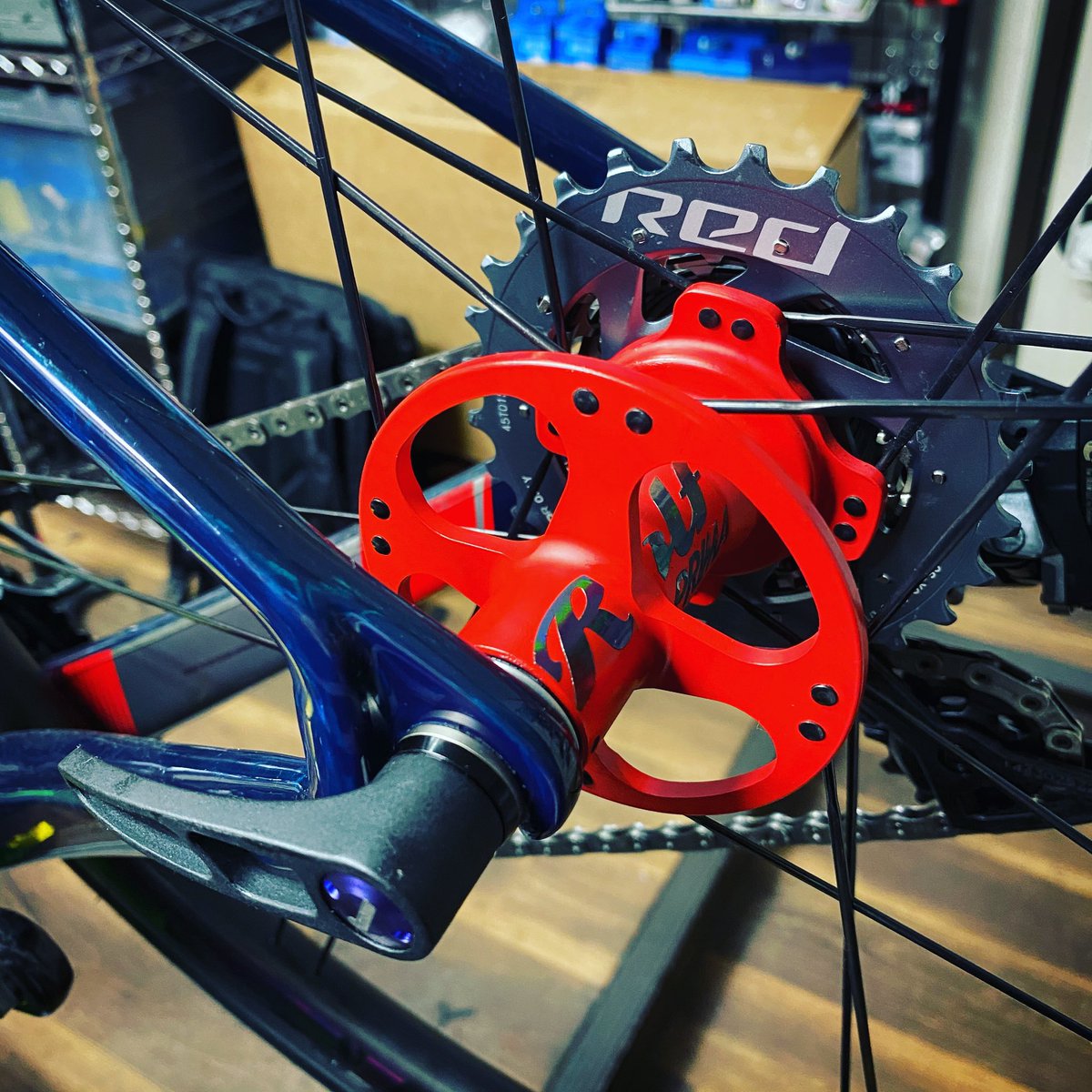 u2bikes's tweet photo. 今週末の富士ヒルクライム🗻
せっかくならとスプロケットを
FORCE→REDに換装。
それだけの違いはあるし、そのいけるとこまで精神大好きです👍
 #U2BIKES #ARGON18 #SRAMAXS #SRAMREDAXS #RolfPRIMA #βチタニウム #できることをできるだけ #富士ヒル #なにより大事は日々のメンテナンス https://t.co/QyTgIFQvlo