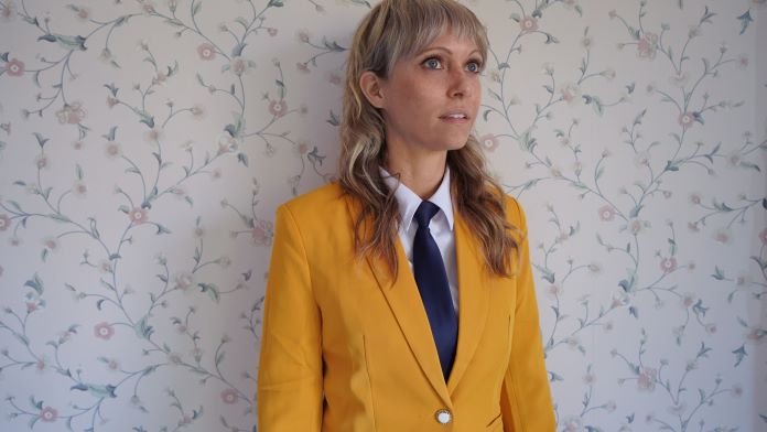 LA-based singer/songwriter <a href="/kathmyerz/">Kath Myers</a> has shared her latest single, "The Big One," premiering with Under the Radar. Her debut album, 'Sensitive Groups,' is out June 25th. 
undertheradarmag.com/news/premiere_…