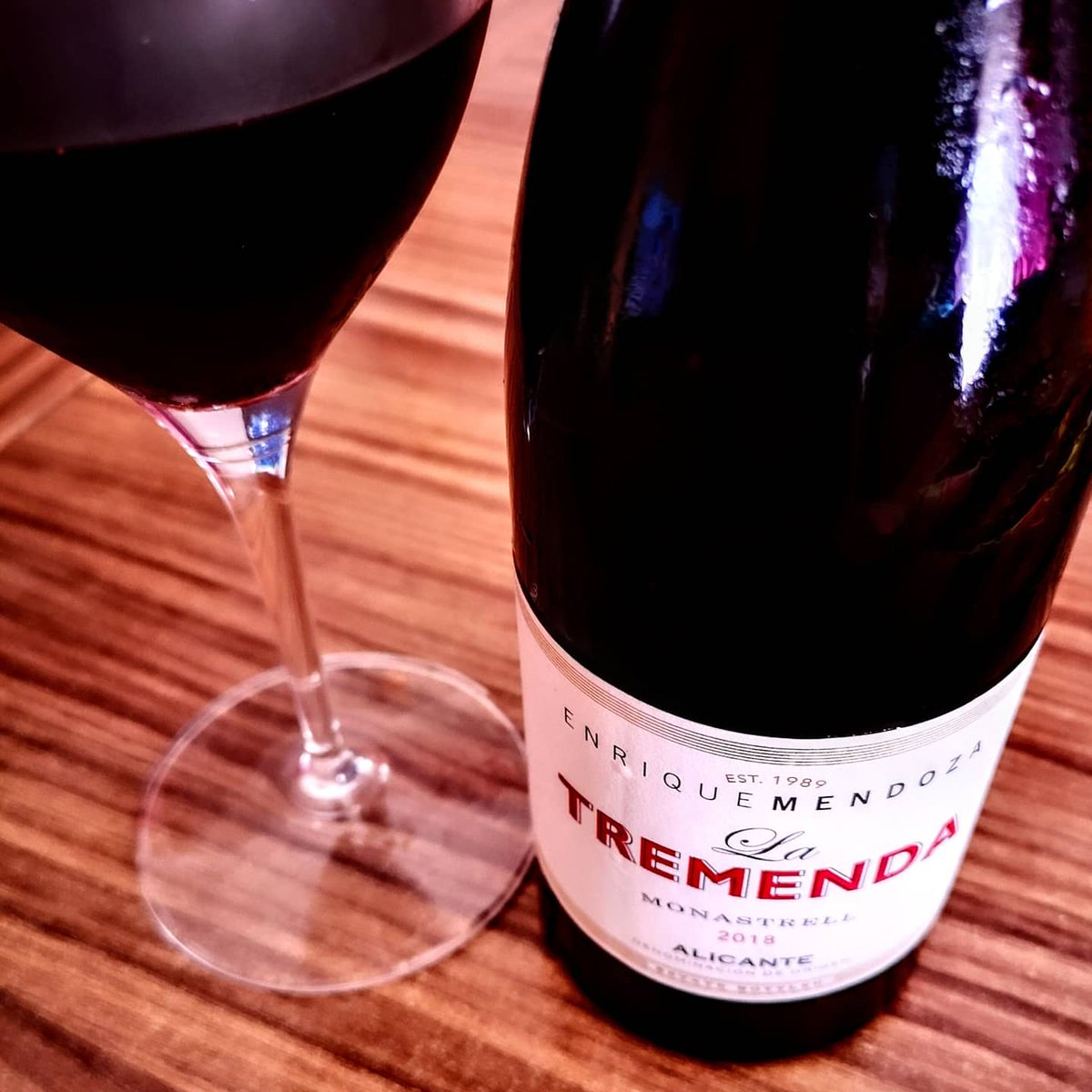 La tremenda.
Frutas rojas, cerezas maduras, taninos redondos, equilibrado y final sedoso. Un vino con una RCP (relación calidad-precio) increíble.
¡Muy buen vino!
#latremenda #vinolatremenda #enriquemendoza #doalicante #dovinosdealicante  #vidalacant  #goodwine #goodwinespain