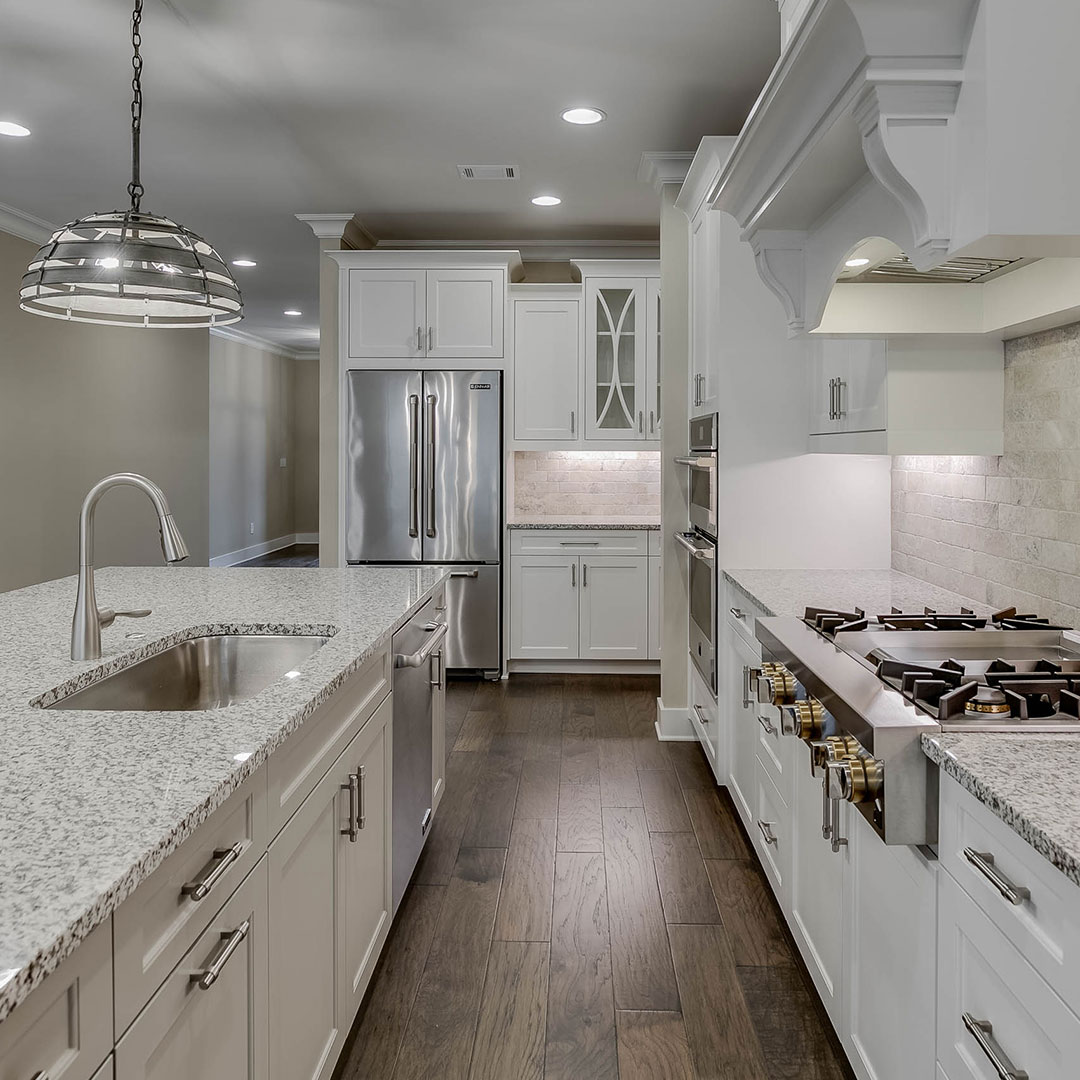 A classic #GalleyKitchen offers a number of conveniences: 

✔️ Easy Access
✔️ Plenty of Storage
✔️ Multiple Work Areas

Get inspired 👉 gahomes.sr/gourmet-kitche…