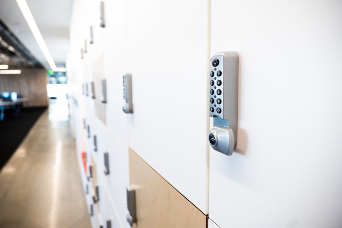 spacestor's tweet photo. Great article from @JeffersonGrpNYC discussing the benefits of a dynamic workplace, using lockers, pods and booths. Featuring a stunning case study of @jellyfishglobal their #baltimore HQ includes great #Spacestor products, which we were proud to provide.
https://t.co/8EhATiBgl5 https://t.co/GZdRRHEMAi
