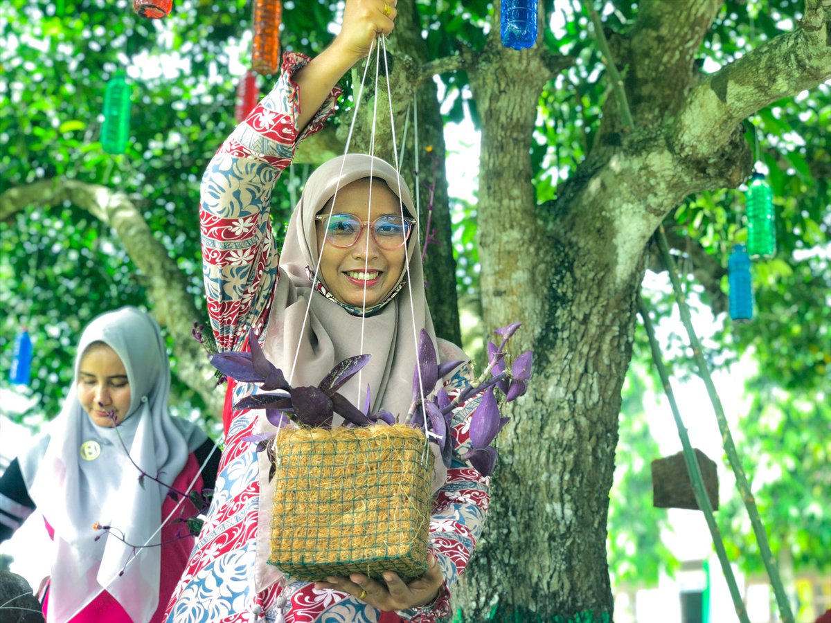 mtsn2atim's tweet image. Kegiatan gotong-royong guru MTsN 2 Aceh Timur dalam meningkatkan keindahan dan kebersihan lingkunagan madrasah dengan menanam tanaman hias dan memanfaatkan bahan daur ulang organik dan non organik (28/05/2021)

#mtsn2acehtimur
#mtsn2atim
#ayokemadrasah
#madrasahhebat