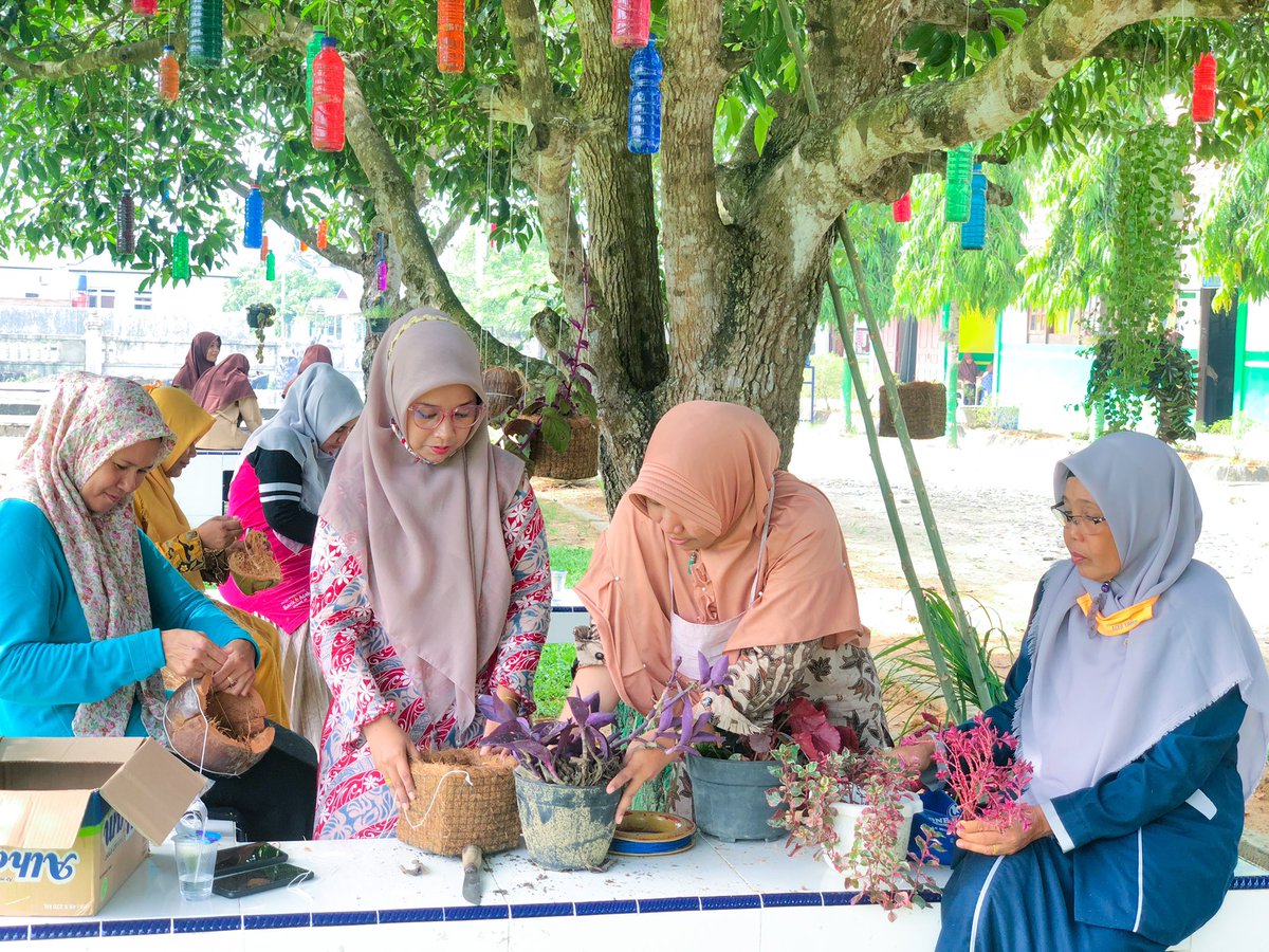 mtsn2atim's tweet image. Kegiatan gotong-royong guru MTsN 2 Aceh Timur dalam meningkatkan keindahan dan kebersihan lingkunagan madrasah dengan menanam tanaman hias dan memanfaatkan bahan daur ulang organik dan non organik (28/05/2021)

#mtsn2acehtimur
#mtsn2atim
#ayokemadrasah
#madrasahhebat