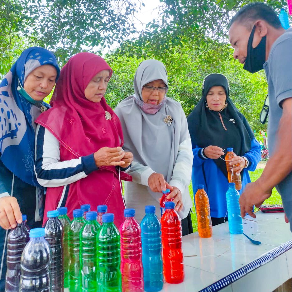 mtsn2atim's tweet image. Kegiatan gotong-royong guru MTsN 2 Aceh Timur dalam meningkatkan keindahan dan kebersihan lingkunagan madrasah dengan menanam tanaman hias dan memanfaatkan bahan daur ulang organik dan non organik (28/05/2021)

#mtsn2acehtimur
#mtsn2atim
#ayokemadrasah
#madrasahhebat
