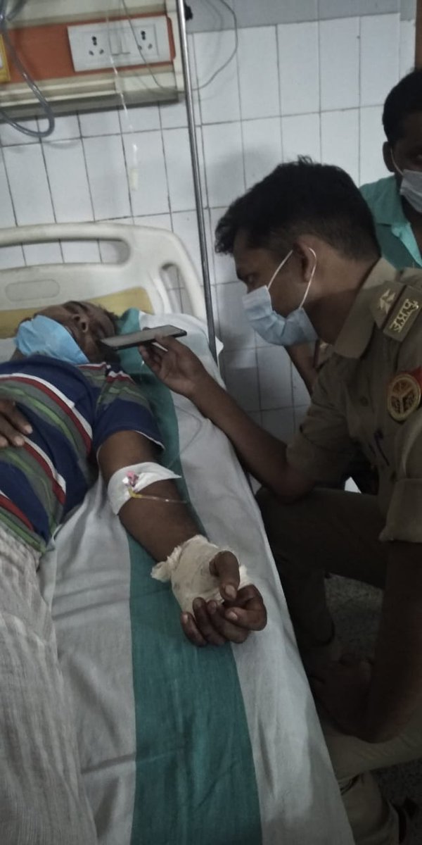 awadhnathpalsp's tweet photo. जिला वाराणसी के ग्रामसभा गजोखर थाना फूलपुर के ग्राम प्रधान 'विनोद पाल'के 39वर्षीय भाई संतोष पाल पर राजनीतिक रंजीश के कारण 3राउंड गोली चलाकर जानलेवा हमला हुआ था!भाजपा सरकार मे सामंतवादी अपराधीयो का बोल बाला हो गया है।आज अस्पताल मे उनका हाल चाल लिया और हर सम्भव मदद का भरोसा दिया! https://t.co/fYQTHL8OuZ