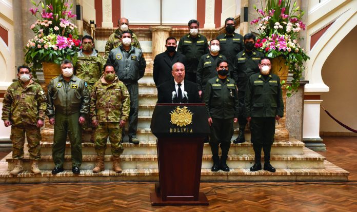 BoliviaNews1's tweet photo. Ante la sospecha de ser parte de una conspiración para recibir sobornos y lavar dinero, el Departamento de Seguridad Nacional de Estados Unidos se querelló contra el exministro de Gobierno Arturo Murillo.

https://t.co/pa126UfS4C https://t.co/jeoe9SwFo2