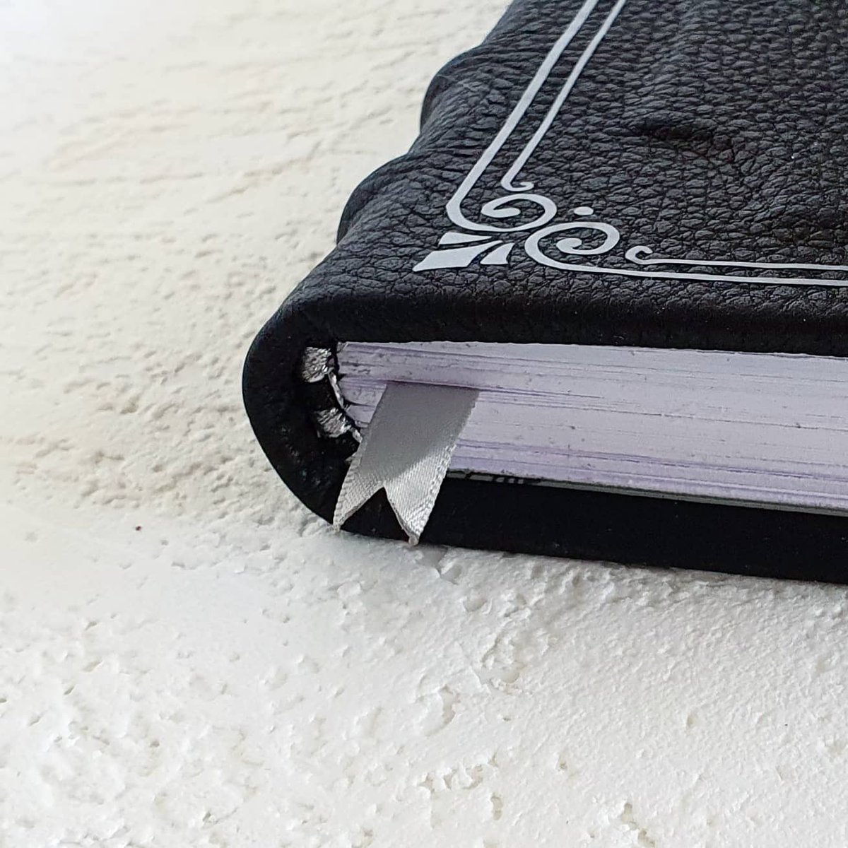 EdorielleT's tweet photo. Et le voilà, le second des deux carnets !

Rien à voir avec l'autre, puisque cette fois on n'est plus sur de la demi-toile mais du plein cuir 🙃

Il vous plaît ? (Toutes les blagues à base de Gollum et de Préccccccieux sont exceptionnellement autorisées) https://t.co/c1avBYORJQ