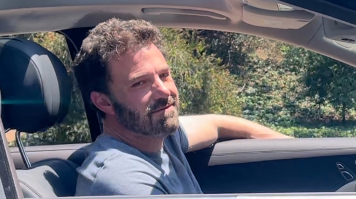 PageSix's tweet image. Smirking Ben Affleck leaves Jennifer Lopez's house in the morning trib.al/S7CY11X