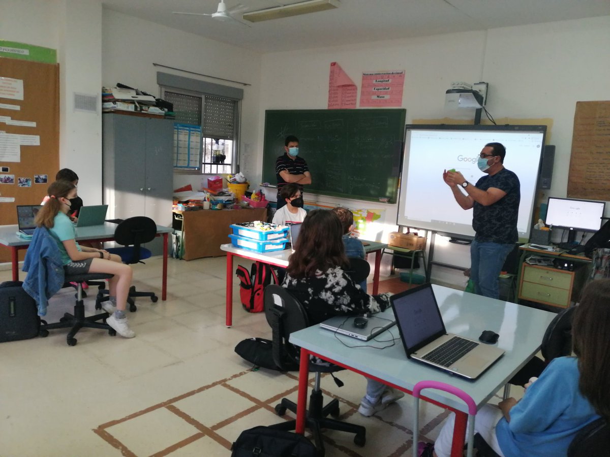 Aula_Avanza's tweet photo. Hoy hemos tenido clase con experto @j_l_calvo y @cmerinoTIC nos han enseñado a imprimir y diseñar en 3D para nuestra #FeriaSteam @esparaTIC @educaINTEF @upeceuta https://t.co/B6EpBoRCEx