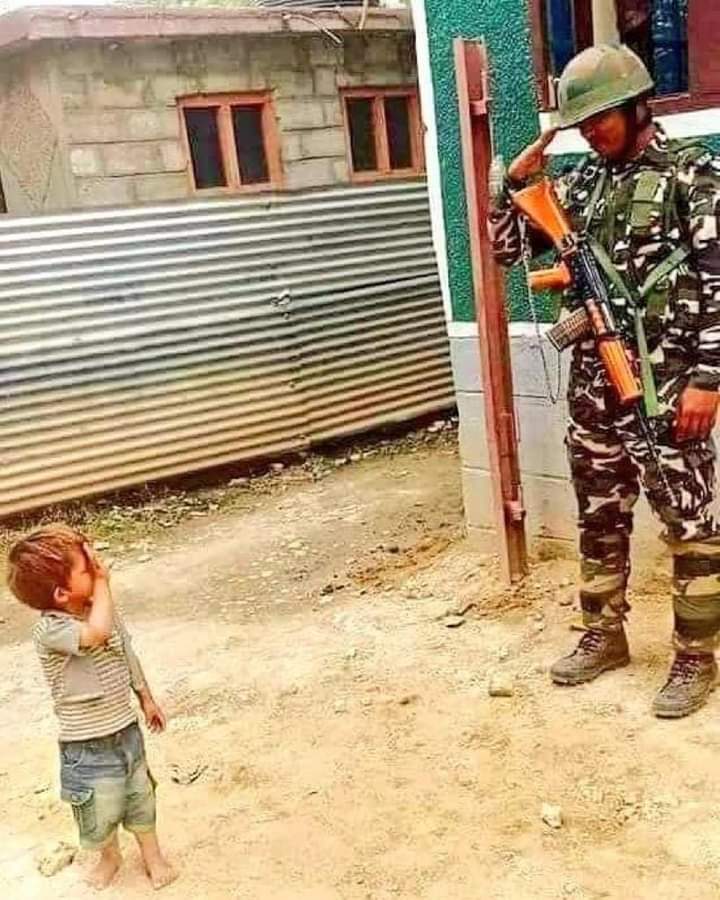 ravindrapatel_'s tweet photo. संस्कार है साहब,
कोई पत्थर मार देता है - कोई सलूट
#RespectforUniform https://t.co/8fA4pr9jCw