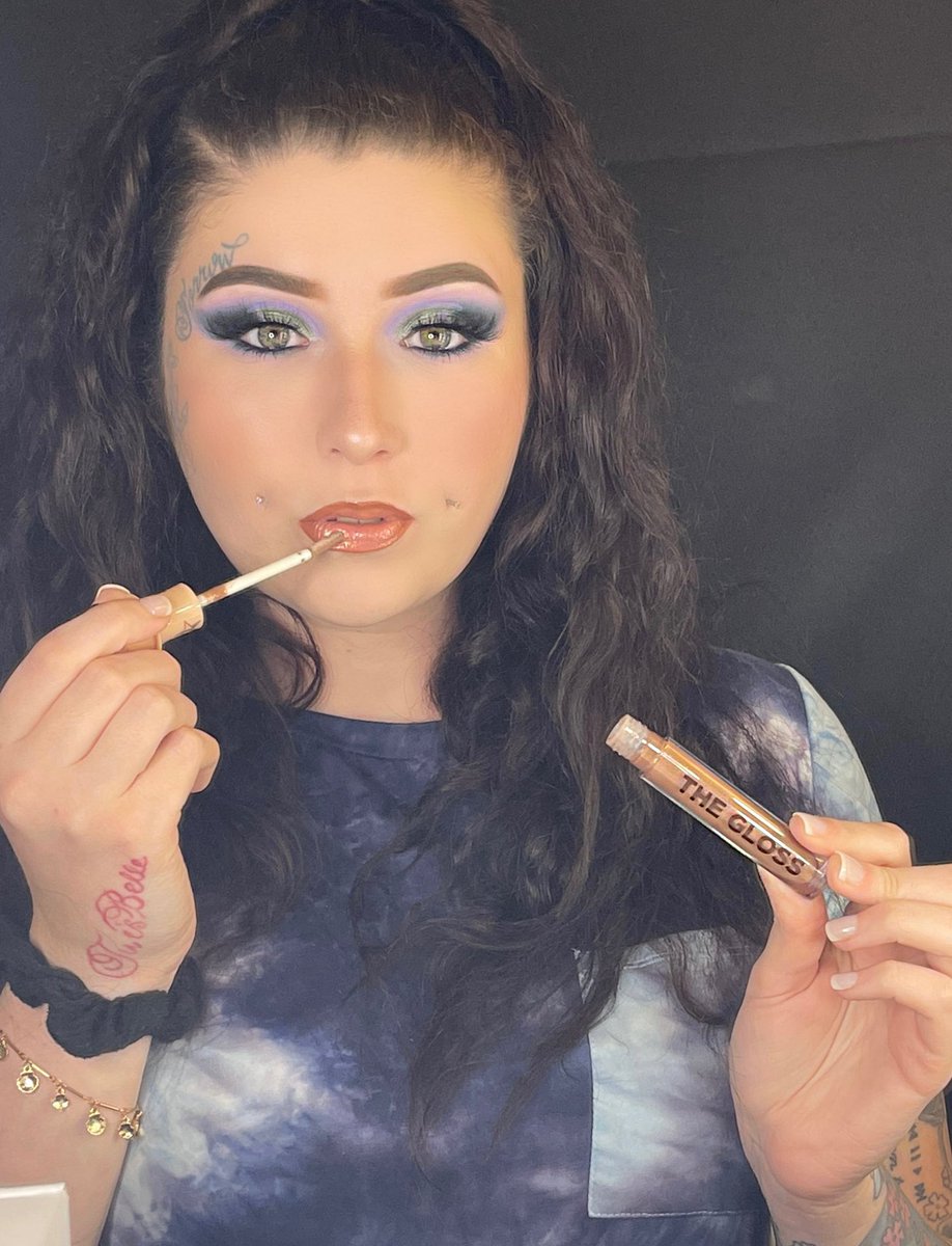 BlendingBrandi's tweet photo. Table top gloss-
@JeffreeStar . I used to just like matte lipstick but I’m loving glosses now and I hope I can get all the JSC Glosses sometime soon! https://t.co/AybdLEkAcu