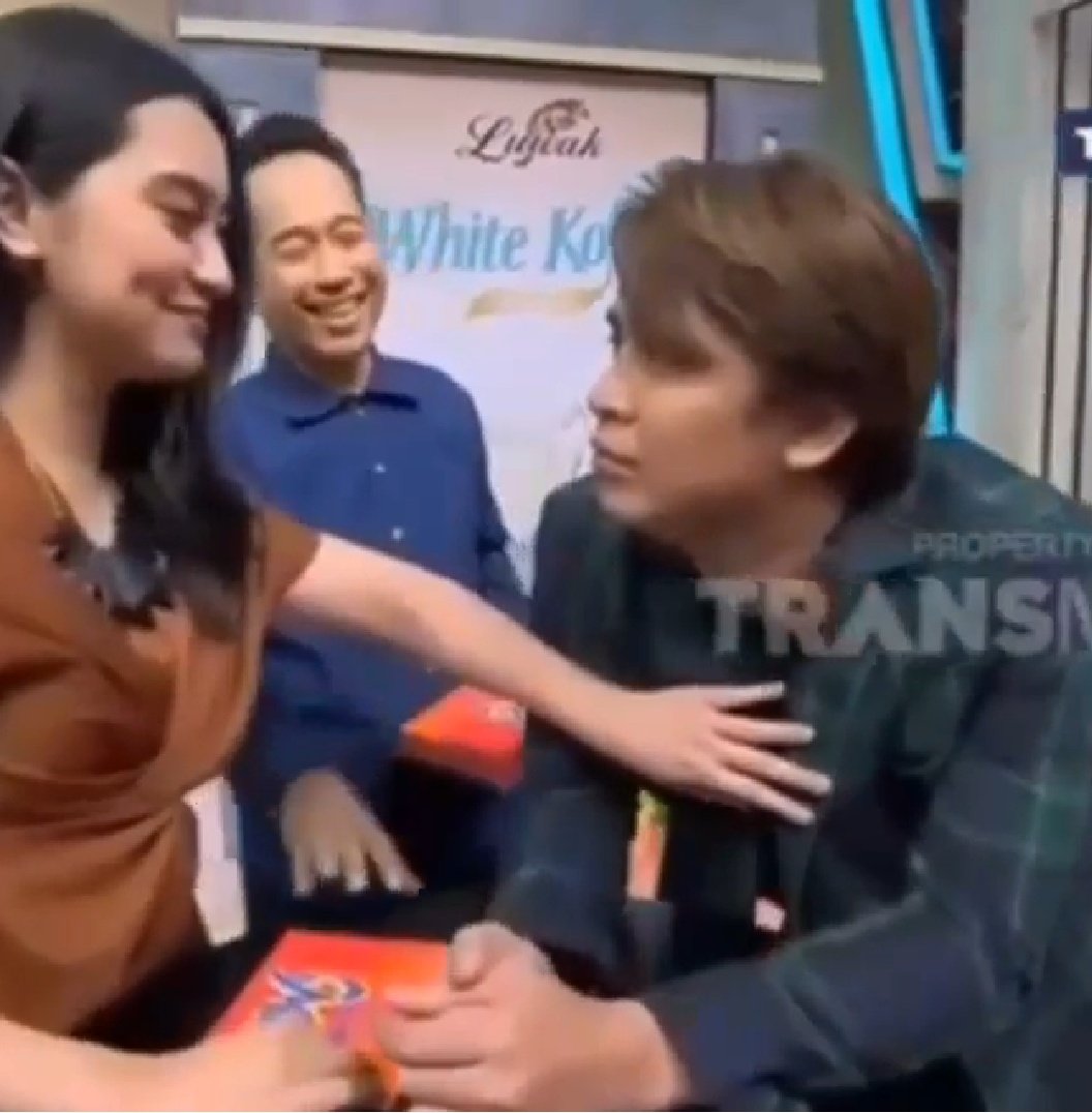 APLeonardo2's tweet photo. Memes: Dada kamu kok berdetak kenceng sih?
Billy: Karna tatapan kamu nyampe ke hatiku.
Denny Cagur: Asem..jd inget waktu pacaran dulu :))
#BILMESHARUSHALAL https://t.co/7UkmQN70Df