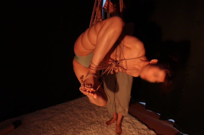 和女朋友终于去体验了一次绳艺 无与伦比🤭 更多照片和视频后续发啦 绳师：@YinNiangShibari   The very first Fantastic Shibari  More pics and<a class="tags" target="_blank" title="On Twitter" href="/?out=eyJ0eXAiOiJKV1QiLCJhbGciOiJIUzUxMiJ9.eyJpYXQiOjE3MjE0MjUxMTEsImlzcyI6InR3cG9ybnN0YXJzLmNvbSIsIm5iZiI6MTcyMTQyNTExMSwiZXhwIjoxNzUyOTYxMTExLCJyZWRpcmVjdF91cmwiOiJodHRwczovL3R3aXR0ZXIuY29tL1lpbk5pYW5nU2hpYmFyaSJ9.pO5iZK2BKlNDD8TK8JFNsOZ-wtMnhEjp9ZhjqWlPU7WWuwj9SQoslc-v7wr3Tgmy0ry4Lx-RrOpq7N1D-9tuqg">@YinNiangShibari</a><a href="/tag/bondage"class="tags"><span>#bondage</span></a><a href="/tag/shibari"class="tags"><span>#shibari</span></a><a href="/tag/%E6%8D%86%E7%BB%91"class="tags"><span>#捆绑</span></a><a href="/tag/%E7%BB%B3%E8%89%BA"class="tags"><span>#绳艺</span></a>