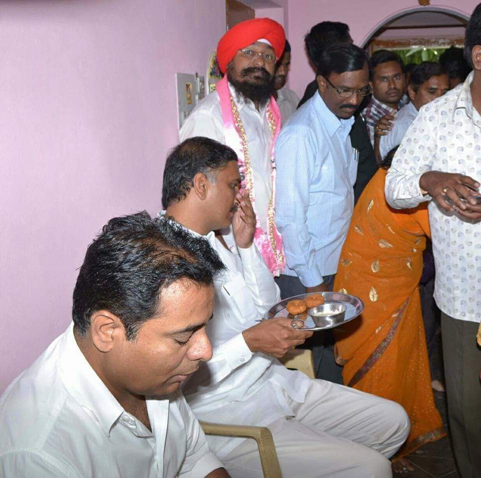 LathaKurmachalam (@latakurmachalam) on Twitter photo Happy birthday to Telangana Minister Shri. <a href="/trsharish/">Harish rao Unofficial</a> Garu. God bless you Anna.
Speciality of below pics are
1) Harish anna at our London home
2) Harish anna at our Karimnagar home
3) We are at Harish anna home at Hyd
All are great and wonderful memories to cherish 😍🙏 Happy birthday to Telangana Minister Shri. <a href="/trsharish/">Harish rao Unofficial</a> Garu. God bless you Anna.
Speciality of below pics are
1) Harish anna at our London home
2) Harish anna at our Karimnagar home
3) We are at Harish anna home at Hyd
All are great and wonderful memories to cherish 😍🙏