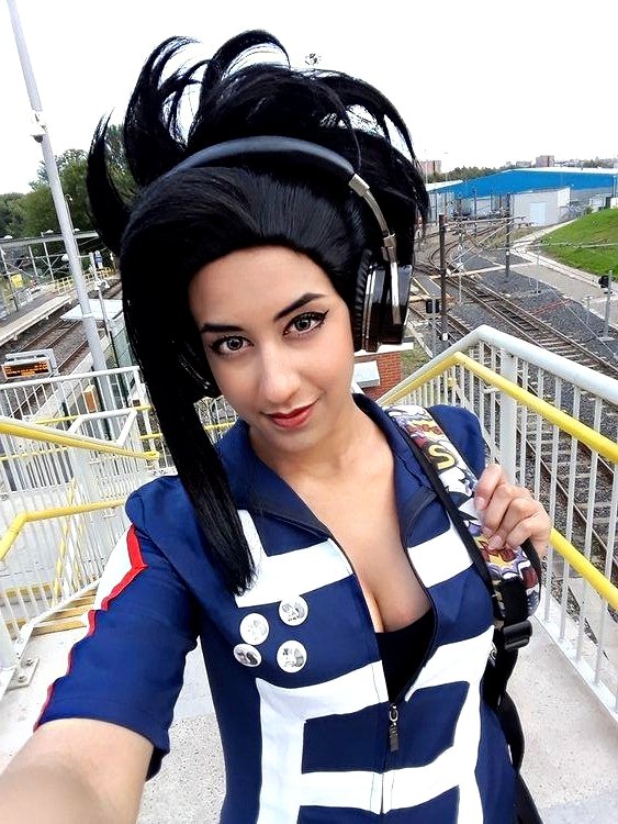 It's 6months into the year and I'm still going PLUS ULTRA! 
Cute Thursday throwback to Momo returning from hero training ✨ 
#mhacosplay #MyHeroAcademiacosplay #britishcosplayer #ukcosplayer