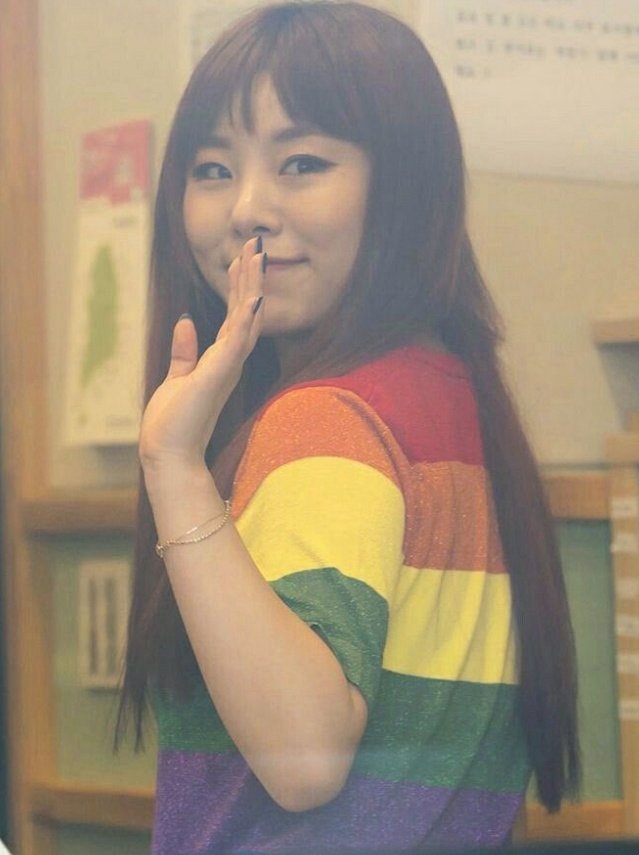 wheetaedaily's tweet photo. wheein and taehyung supporting the LGBT community; special pride month thread 🏳️‍🌈 https://t.co/RlJSu0NItm