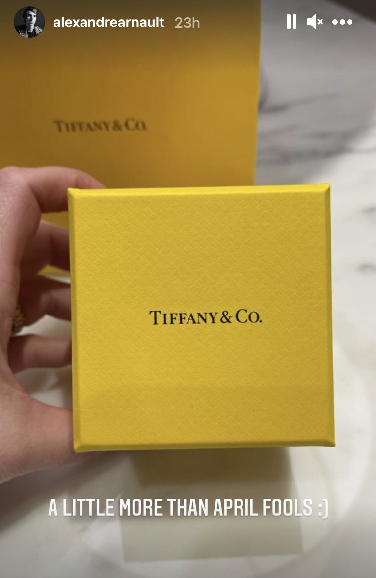 Тиффани желтый. Тиффани желтая коробочка. Тиффани желтый бутик. Желтые бренды. Духи с голубой на желтой коробке.