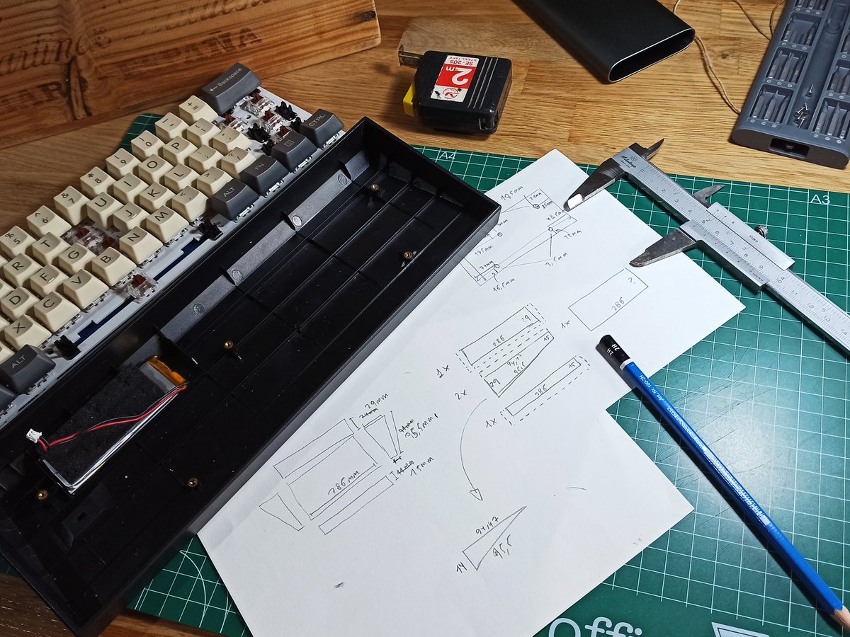 emenica's tweet photo. Pues vamos a por la locura de hacerle una carcasa de madera al teclado. Saldrá un churro, pero que no sea por no intentarlo... #annepro2 #mechanicalkeyboards #comounachota https://t.co/ekudJsfkEw