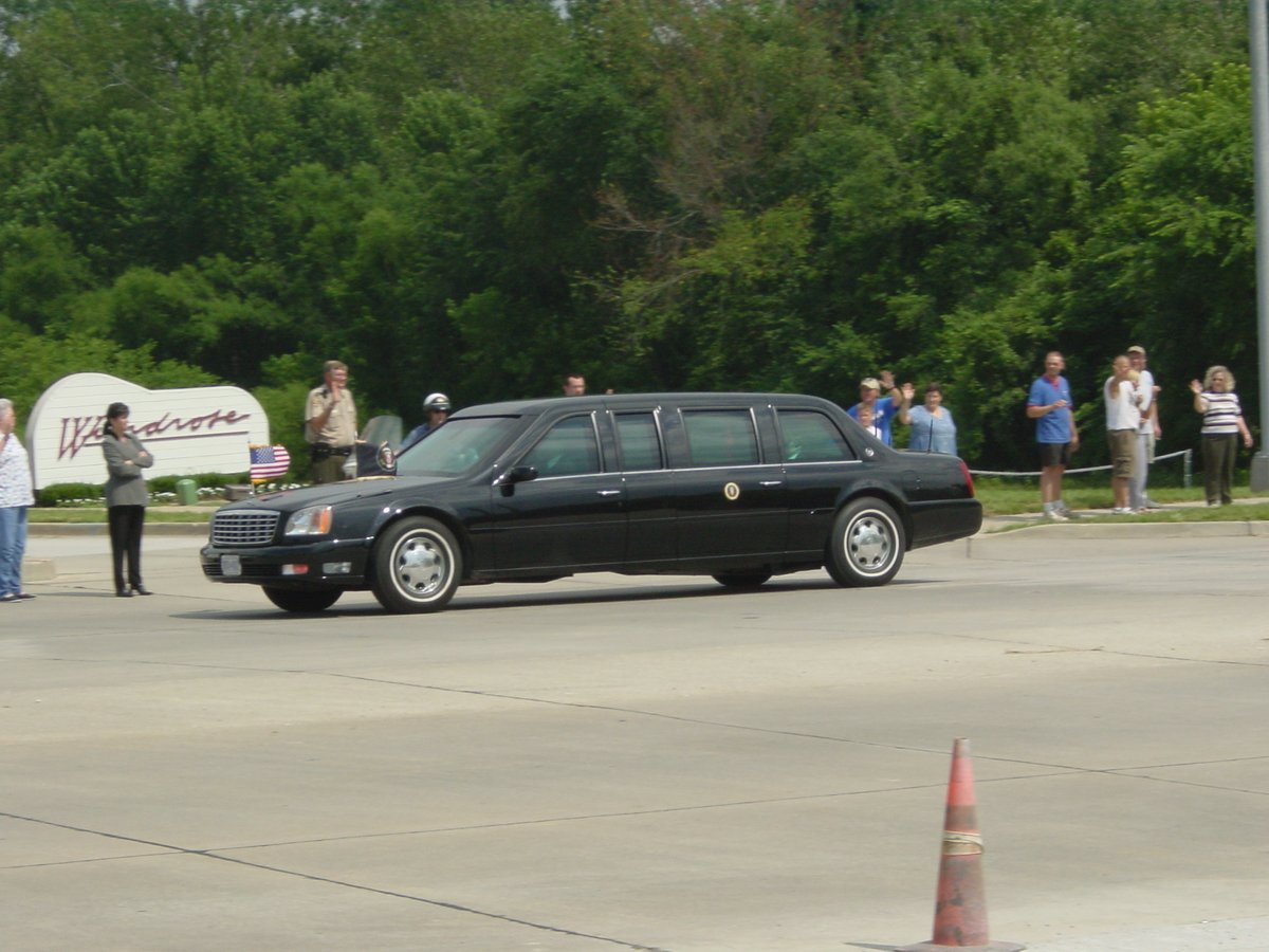 egschubach's tweet photo. Pres Bush motorcade N Oak Trfy &amp; Site Dr, 20 yrs ago today. @kcpolice officer guarding motorcade, Bush giving thumbs up. 2nd time his motorcade drove past where I was working. https://t.co/LKjVCiUTFz