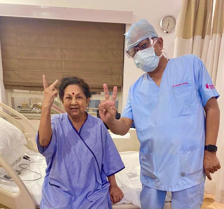KunduWriter's tweet photo. Renowned actor Smt Sandhya Roy going home recoverd from Covid-19. Here seen with her doctor Dr Prasun Mitra just before discharge at Woodlands hospital, May 21, 2021.
#Sandhya_Roy https://t.co/GzbkyTgFQ9