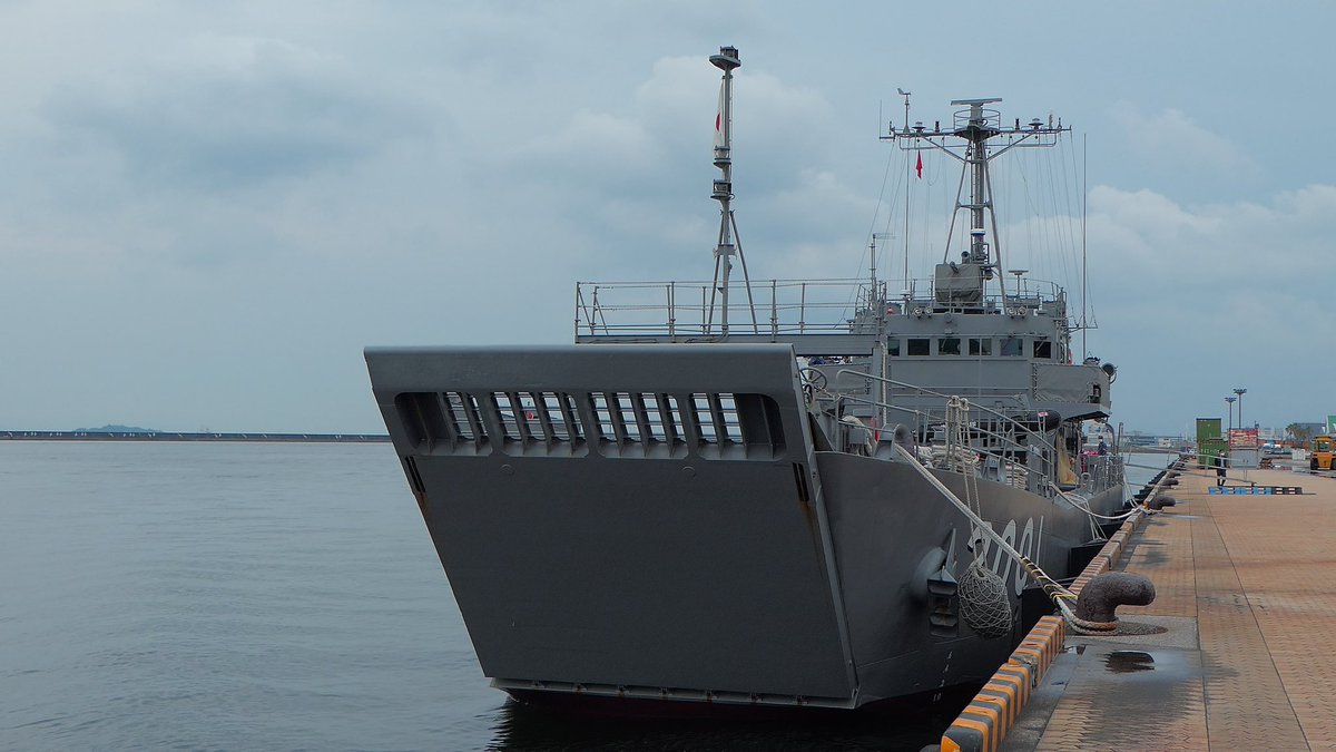 GakuHayato's tweet photo. 海上自衛隊
輸送艇1号
JMSDF
LCU-2001 class Utility Landing Crafts

鹿児島本港区北埠頭
2021.05.22

#輸送艇
#LCU2001
#LC01 
#鹿児島湾
#錦江湾
#桜島 https://t.co/ZdaDA73Q8m