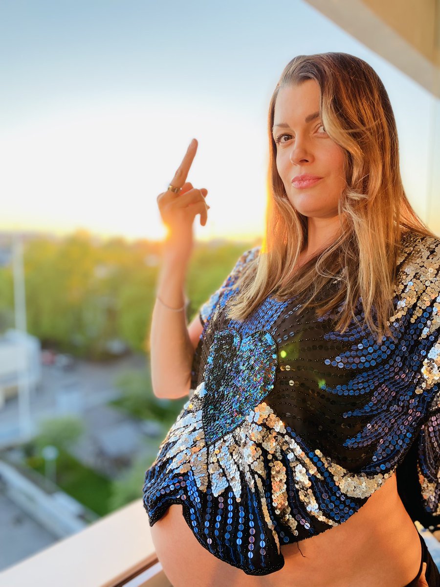 MariPasula's tweet photo. Put those 🖕 up for Blind Channel 🇫🇮and vote for nro 16 #Eurovision #esc2021 #eurovision2021 https://t.co/9UgVIAJgp8