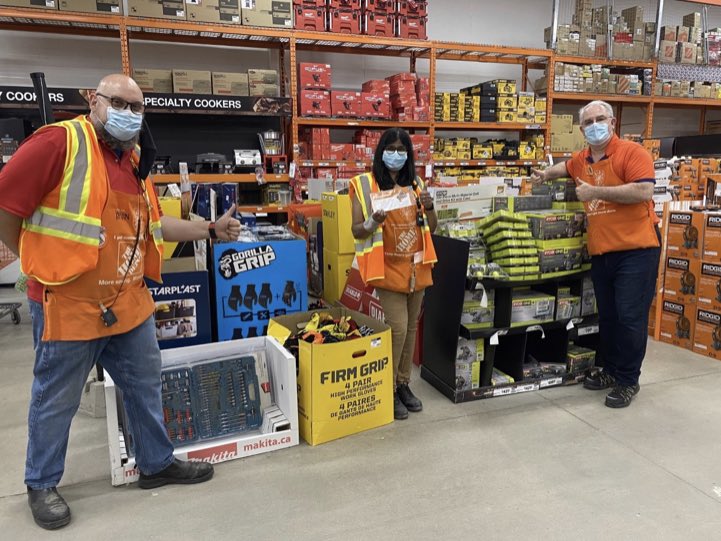 Nice to stay local yesterday and pick some orders in 7132, the Heartland of Mississauga with SM Kevin Bacus recognizing Bernie!! I sure could use a haircut. Looks like Kevin is good without one! Incredible hustle in this store serving our community! <a href="/HomeDepotCanada/">Home Depot Canada</a> Stay Healthy!