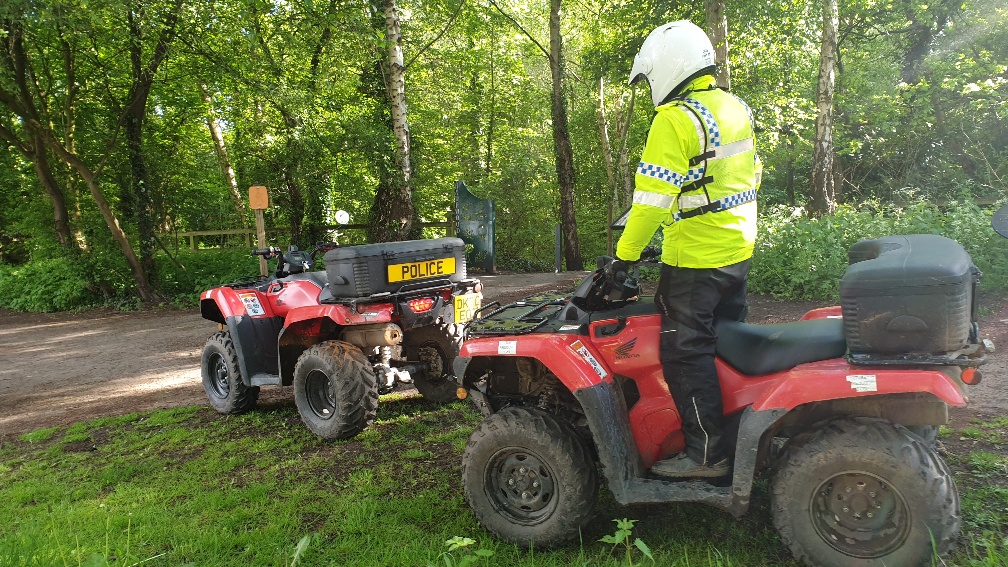 MerPolKnowsley's tweet image. #OpTarget - Local officers are using the #quadbikes to patrol Halewood Park Triangle &amp;amp; the #LoopLine. Officers have been speaking to numerous members of the public throughout the park this afternoon. Colleagues are targeting those involved in Serious Violent Crime @SaferKnowsley