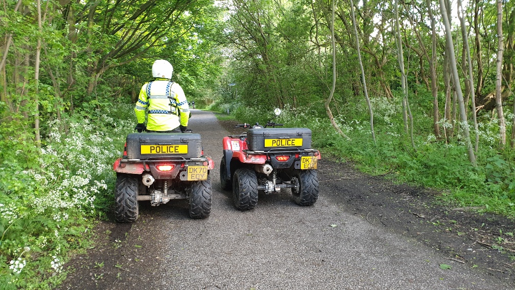 MerPolKnowsley's tweet image. #OpTarget - Local officers are using the #quadbikes to patrol Halewood Park Triangle &amp;amp; the #LoopLine. Officers have been speaking to numerous members of the public throughout the park this afternoon. Colleagues are targeting those involved in Serious Violent Crime @SaferKnowsley