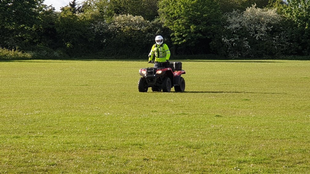 MerPolKnowsley's tweet image. #OpTarget - Local officers are using the #quadbikes to patrol Halewood Park Triangle &amp;amp; the #LoopLine. Officers have been speaking to numerous members of the public throughout the park this afternoon. Colleagues are targeting those involved in Serious Violent Crime @SaferKnowsley