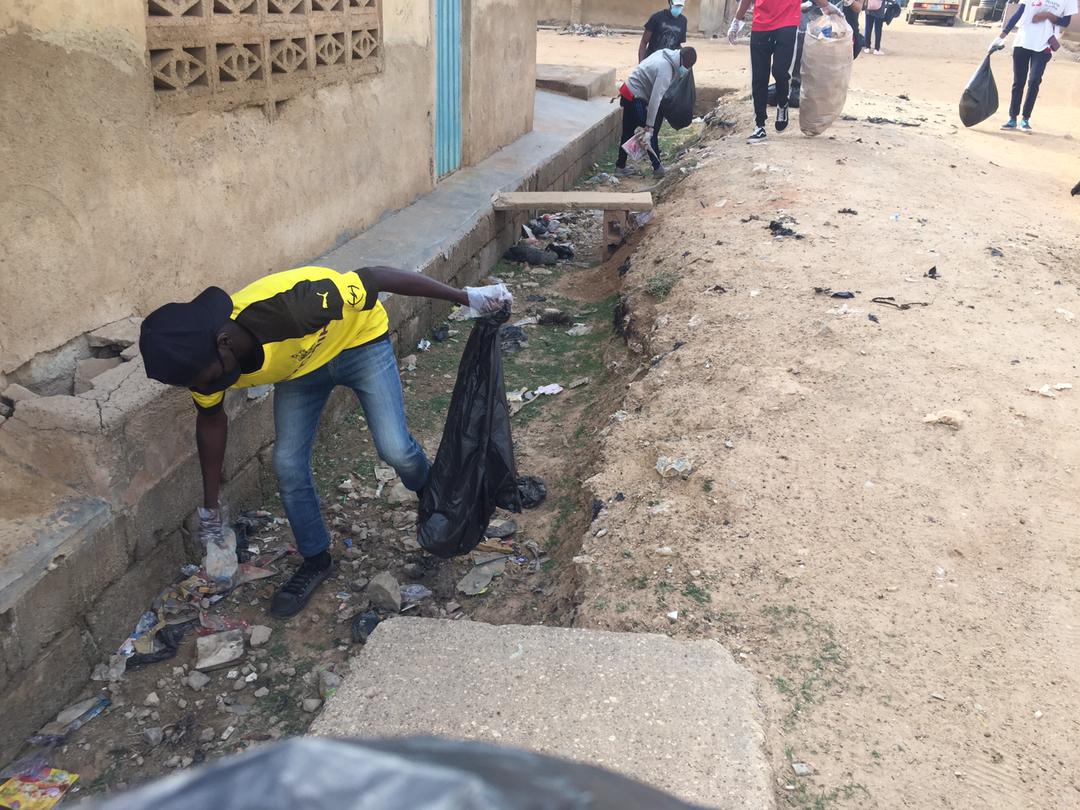 abuploggas's tweet photo. On #WorldBiodiversityDay today, we joined @bfpinitiative in taking our cleanup activities and sensitization campaign to the streets and market in #Zaria.

We are most delighted in preaching what we practice.

#Plogging
#ClimateAction
#GreenSallahCleanup
#WorldBiodiversityDay https://t.co/hJHEXV02B5